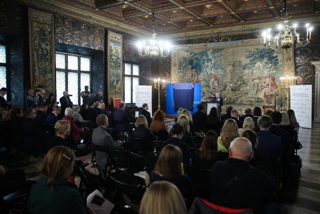Wicepremier, minister kultury i dziedzictwa narodowego prof. Piotr Gliński wziął udział w uroczystym otwarciu pokazu prezentującego najnowsze dzieła w kolekcji Zamku Królewskiego na Wawelu