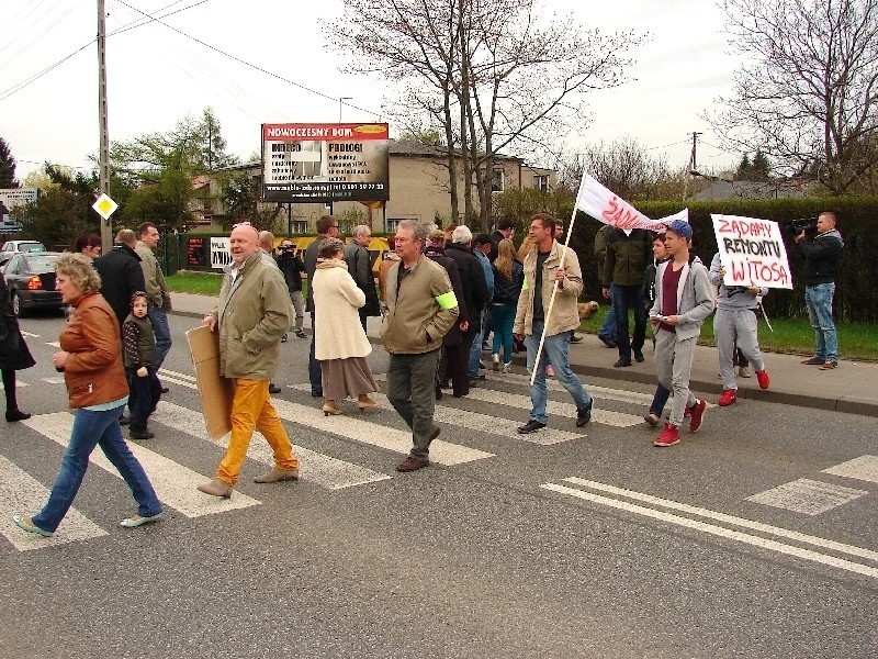 Mieszkańcy ul. Witosa przez godzinę chodzili po pasach na...