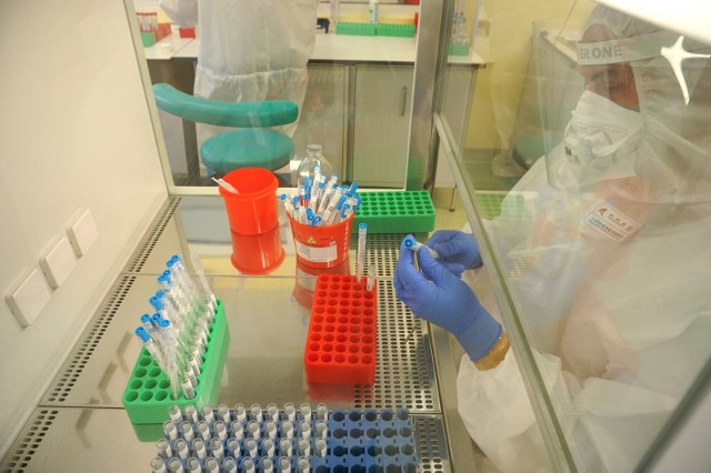 21 nowych przypadków koronawirusa w regionie. 13 z nich odnotowano w DPS w Kietrzu. To obecnie największe ognisko wirusa w regionie.