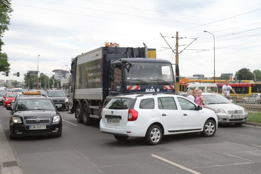 Wypadek śmieciarki na Legnickiej