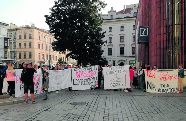 Rodzice uczniów z ZSI nr 7 demonstrowali wczoraj przed magistratem