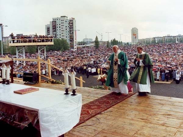Sobotnie popołudnie, 1 czerwca 1991 roku. Papież wchodzi na ołtarz zbudowany na jego przyjazd. Więcej zdjęć z tej historycznej wizyty znajdziecie w piątkowym tygodniku "Głos Koszalina”.