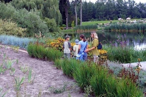 Przeciw fermie norek są nie tylko członkowie stowarzyszenia Przelewice &#8211; Wspólna Sprawa, ale także turyści, którzy latem chętnie przyjeżdżają do ogrodu. Trudno im wyobrazić sobie to miejsce z zapachem innym, niż kwiatowy.