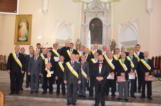 Ciechocińscy Rycerze Kolumba. Na pierwszym planie Wielki Rycerz Eugeniusz Rakoca i Paweł Czachor, delegat rejonowy z Torunia