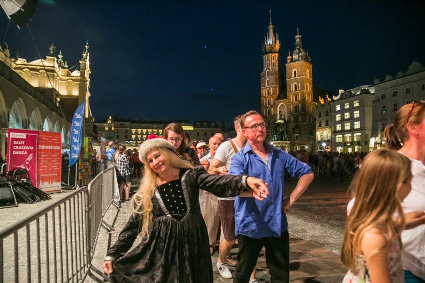 Tłumy krakowian tańczyły na Rynku Głównym. Trwa finałowy weekend Festiwalu Tańców Dworskich Cracovia Danza