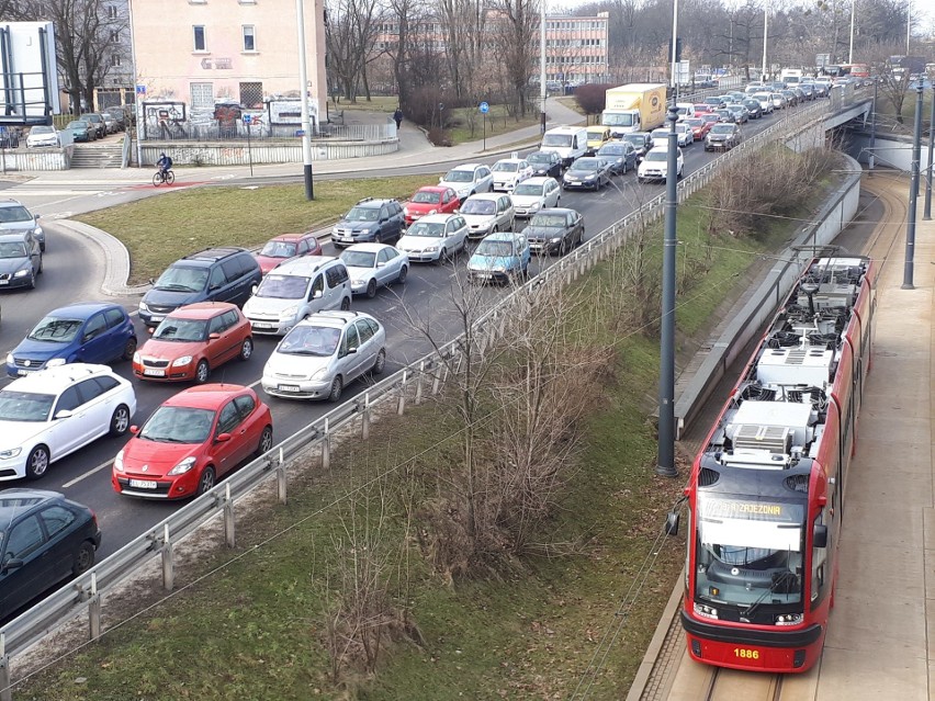 Korki w Łodzi na Trasie WZ i przy estakadzie na Włókniarzy