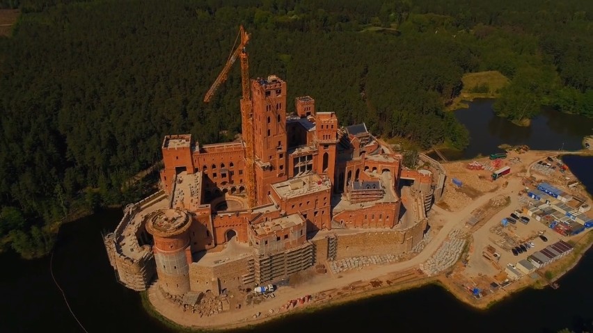 Potężny zamek już góruje nad wsią Stobnica. Mający...