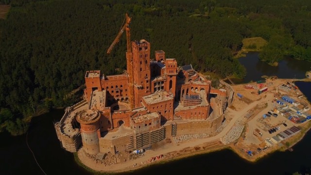 Potężny zamek już góruje nad wsią Stobnica. Mający przypominać średniowieczny kompleks jest już praktycznie na ukończeniu. Ogrom tej inwestycji najlepiej pokazują zdjęcia i film z drona. Jak zapewnia inwestor (firma D.J.T. z Poznania) ma to być obiekt wielorodzinny. - Budynek w swym charakterze nawiązuje do średniowiecznych zamków otoczonych fosą - tłumaczył w rozmowie z „Głosem” rok temu Dymitr Nowak, współwłaściciel firmy D. J. T.Zobacz więcej zdjęć z drona ---->  