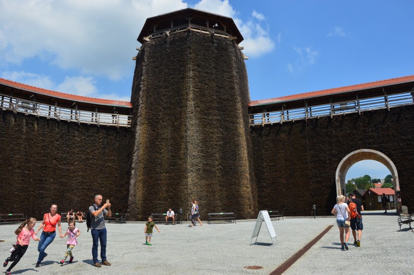 Wieliczka. Tężnia solankowa znów kusi turystów i mieszkańców. Obiekt jest oblegany [ZDJĘCIA]