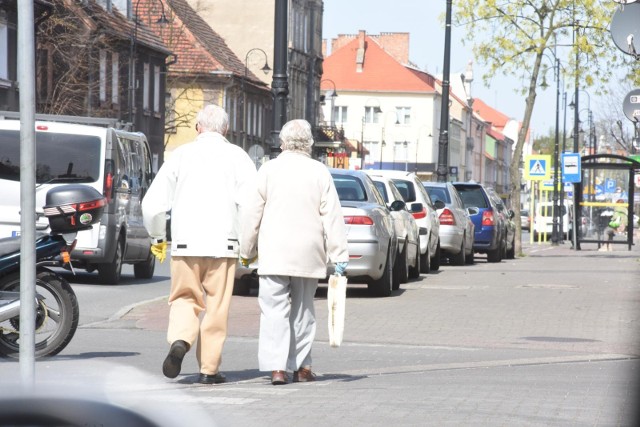 Na 2022 rok rząd w ramach Polskiego Ładu przygotowuje szereg zmian. Mają one dotyczyć m.in. seniorów z najniższymi emeryturami. Osoby z najniższym świadczeniem zostaną zwolnione z płacenia podatku. Będzie to dla nich oznaczać więcej pieniędzy w kieszeni. Zobacz, ile będzie można zyskać na zmianach w emeryturach w 2022 roku. "Fakt" podał wyliczenia brutto i netto. Szczegóły na kolejnych stronach ---->