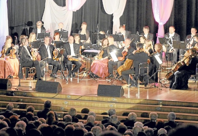 Solistom, którzy zaśpiewają w hali towarzyszyć będzie Orkiestra Filharmoników Bydgoskich pod dyrekcją Marka Czekały.