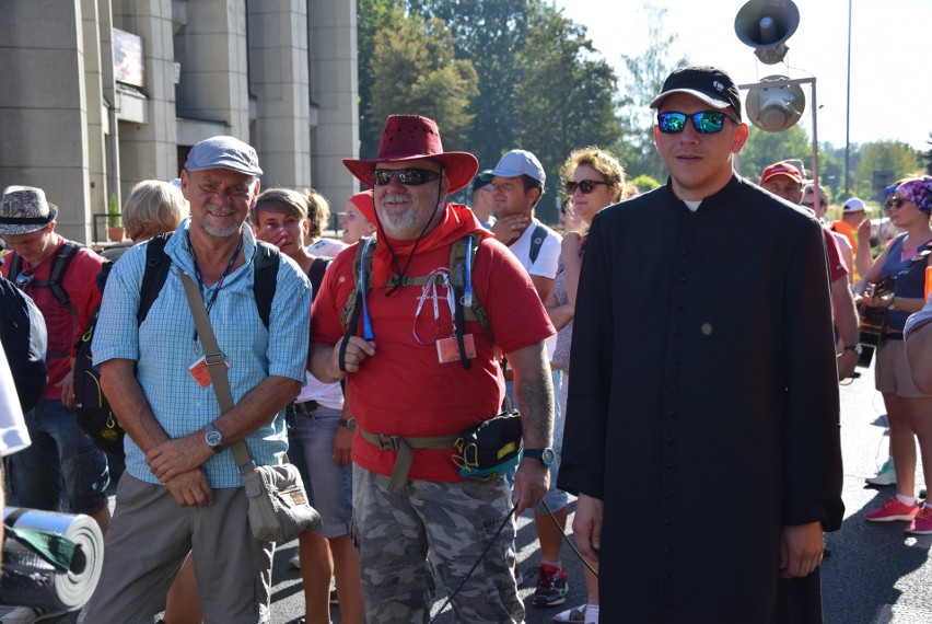 Oświęcimscy pątnicy w pięciu grupach z dekanatów:...