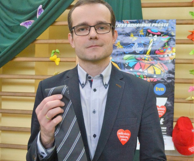 Pod młotek poszły między innymi kalendarze, długopisy, a także krawat przekazany przez dyrektora liceum Radosława Lisa.