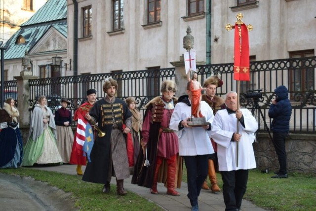 Uroczystości Wielkanocnego Poranka rozpoczęła tradycyjna trzykrotna procesja wokół świątyni z symbolami Zmartwychwstania Chrystusa. Udział w niej wzięli kapłani, klerycy, Rycerstwo Ziemi Sandomierskiej w historycznych strojach oraz wierni i turyści. Następnie Biskup Ordynariusz przewodniczył mszy świętej Zmartwychwstania Pańskiego.