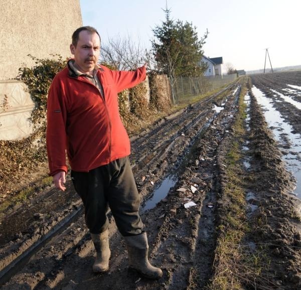 &#8211; Przez głębokie kałuże i błoto bez kaloszy przejść się nie da,  a auto tu ugrzęźnie &#8211; mówi Bernard Raudzis, syn pani Doroty.