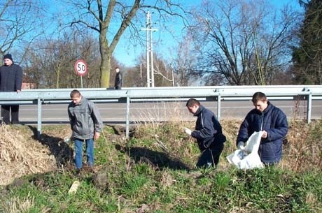 Uczniowie z Zespołu Szkół Rolniczych sprzątali przydrożne tereny trasy 681