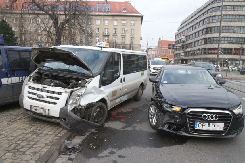 Wypadek na placu Kościuszki. Zderzenie audi z taksówką