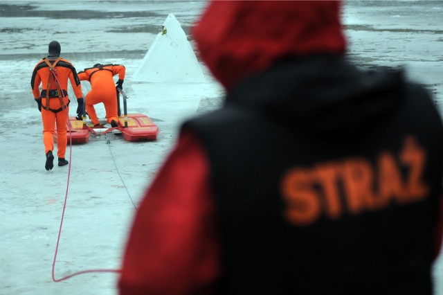 Służby ostrzegają, że wraz z wzrostem temperatury , lód na rzekach i jeziorach staje się kruchy. I apelują o ostrożność.