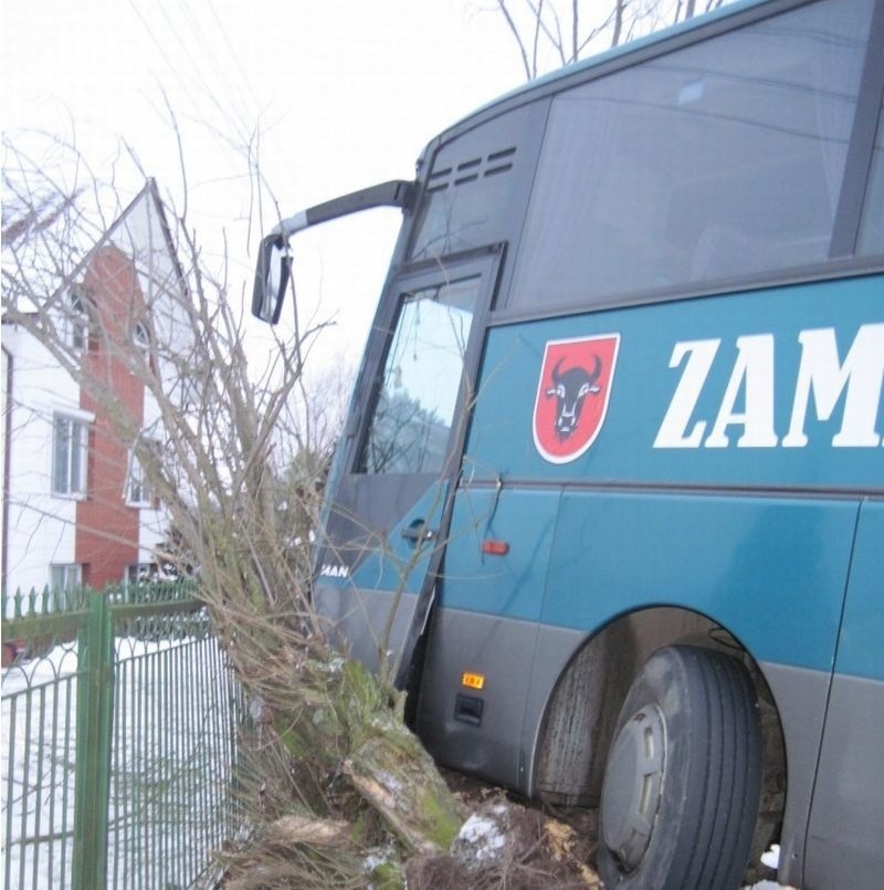 Autobus z pasażerami miał wypadek! [ZDJĘCIA]