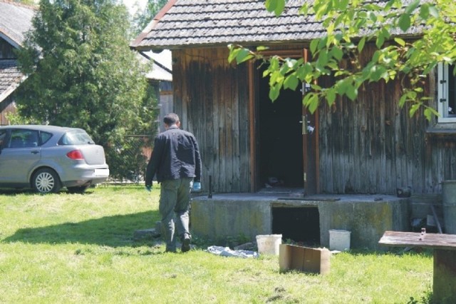 Czelatyce, dzień po zabójstwie. Policjanci nadal wykonują czynności na miejscu zbrodni, prawdopodobnie szukają noża.