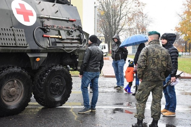 Mimo zimna i ulewnego deszczu byli chętni do obejrzenia wojskowego sprzętu w niżańskim garnizonie wojskowym