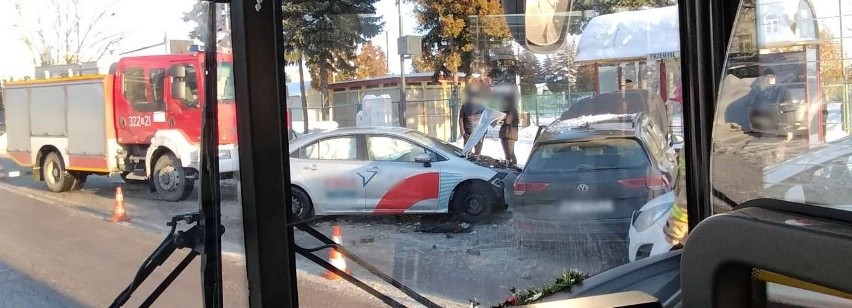 Zderzenie czterech samochodów na ul. Przemysłowej w Rzeszowie. Jedna osoba ranna [ZDJĘCIA]