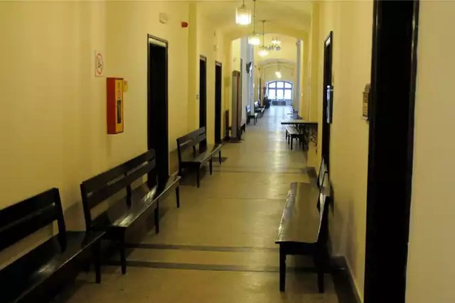Do zdarzenia doszło na korytarzu bydgoskiego sądu, przed salą 118.