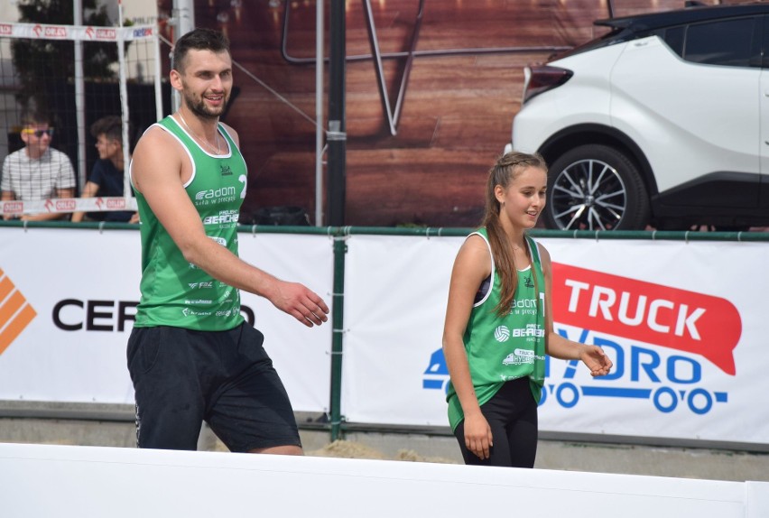 Na początek BeachBall Radom 2018 rozegrano turniej mixtów, w...