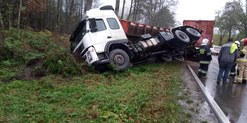 Straż. Wypadek na DK19. Ciężarówka zablokowała częściowo...