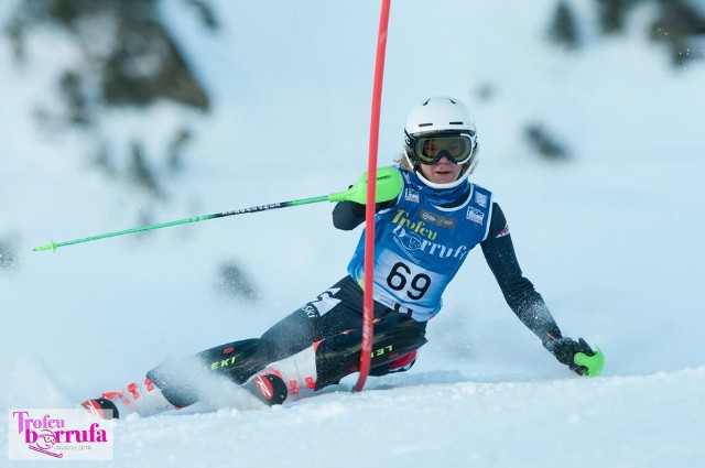 Bartosz Szkoła z Kielc bardzo dobrze spisał się na zawodach w Andorze. W slalomie w mocnej stawce rywali zajął czwartą pozycję.