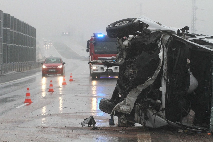 Poranna kraksa busa pod Kielcami. Kierowca w szpitalu