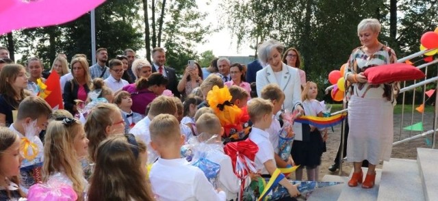 Zobacz kolejne zdjęcia. Przesuwaj zdjęcia w prawo - naciśnij strzałkę lub przycisk NASTĘPNE