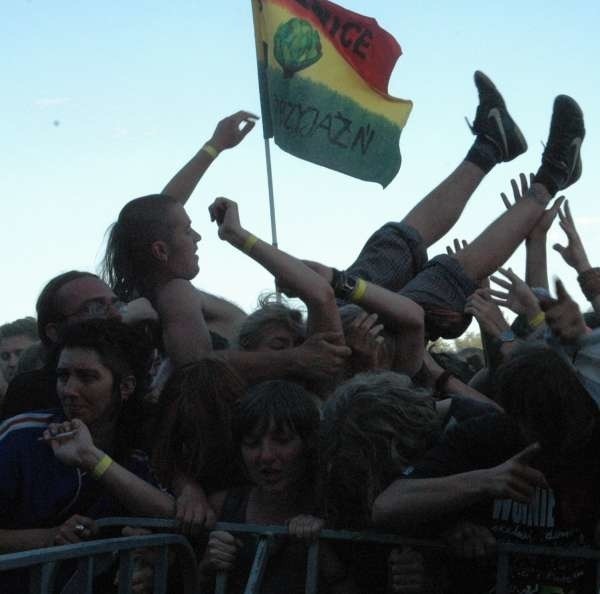 Uczestnicy festiwalu „Nie zabijaj”, zwanego też „małym Woodstock”, wierzą w miłość, przyjaźń i muzykę.