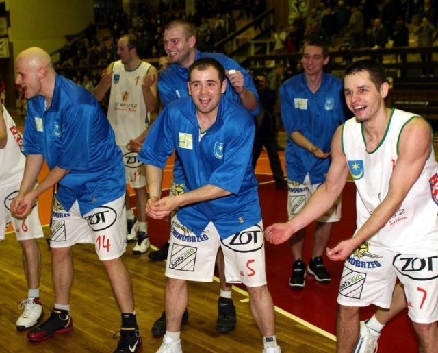 Po meczu z ŁKS Łódź uszczęśliwieni koszykarze Siarki Tarnobrzeg zadedykowali swemu koledze z drużyny Maciejowi Bielakowi popularną kołyskę.