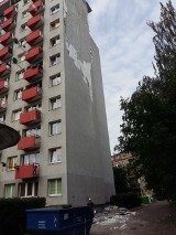 Wrocław. Z bloku przy Skwierzyńskiej odpadła elewacja i uszkodziła auta