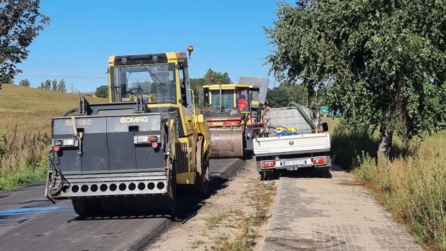 Trwają prace przy przebudowie 18 kilometrów dróg łączących trzy gminy (Lipnica, Tuchomie, Borzytuchom) między sobą oraz z drogami wojewódzkimi nr 209, 212 i drogą krajową nr 20.