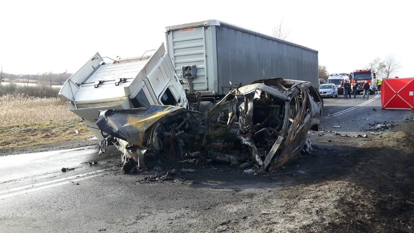 Śmiertelny wypadek w Czernicy. Zderzenie mercedesa z ciężarówką (ZDJĘCIA)