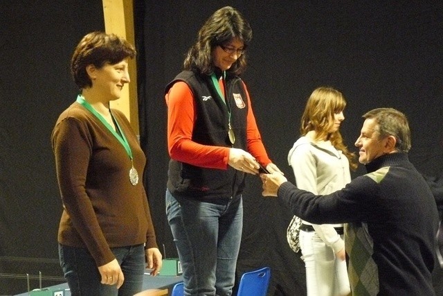 Na podium Bożena Pankowska (z lewej) i Mirosława Sagun. 