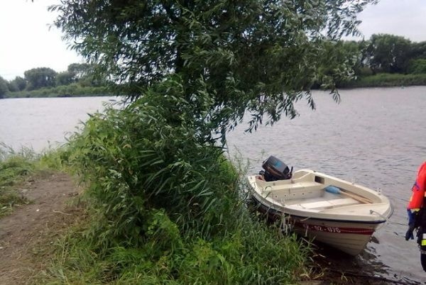 Wędkarza szuka ponad dwudziestu strażaków z dwoma łódkami.