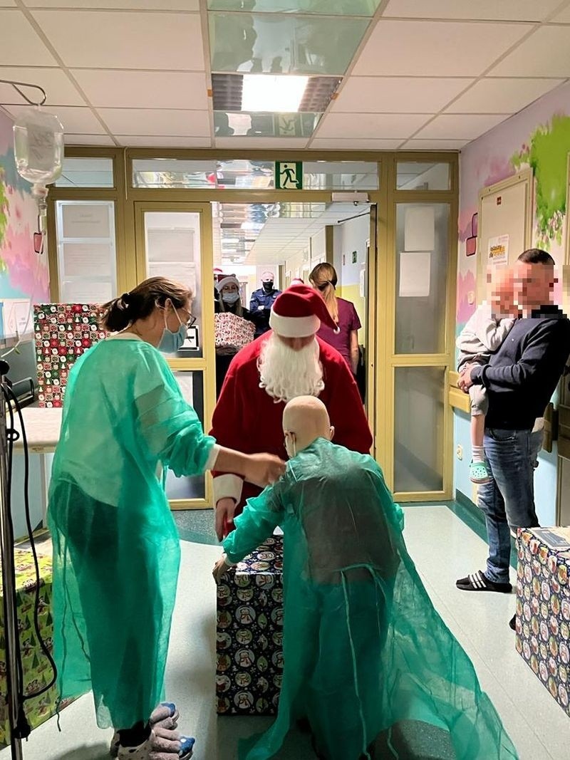 Policjanci z Mikołajem zawitali do chorych dzieci na oddziale onkologii szpitala w Kielcach. Ale była radocha. Zobaczcie zdjęcia