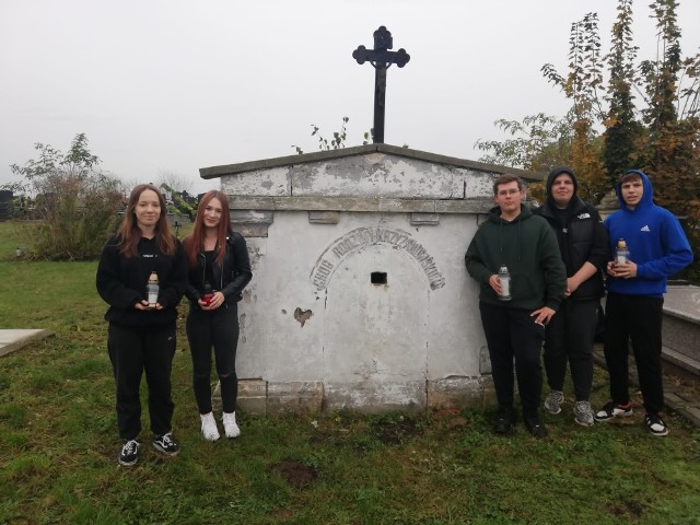 Wolontariusze Szkolnego Klubu Wolontariatu w Zespole Szkół Rolniczych w Cudzynowicach wzięli udział w akcji "Zapal znicz pamięci".
