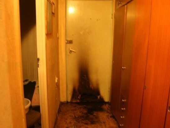 Podpalenie. Podpalił drzwi własnego mieszkania, bo bał się mafii (zdjęcia)