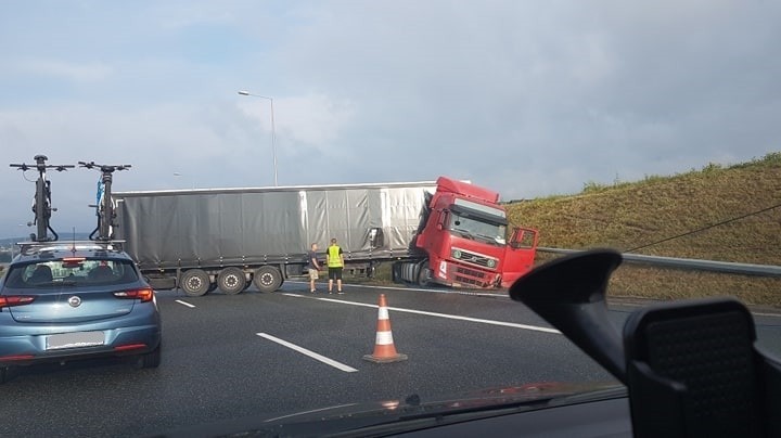 Wypadek w Modlniczce. TIR zablokował jezdnię [ZDJĘCIA]