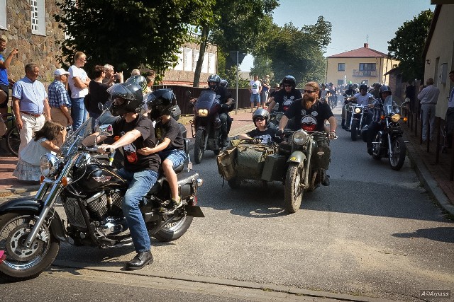 Tuż po poświęceniu motocykli odbyła się uroczysta parada pojazdów ulicami Głowaczowa i Brzózy. Przyglądało się jej wielu mieszkańców tych miejscowości.