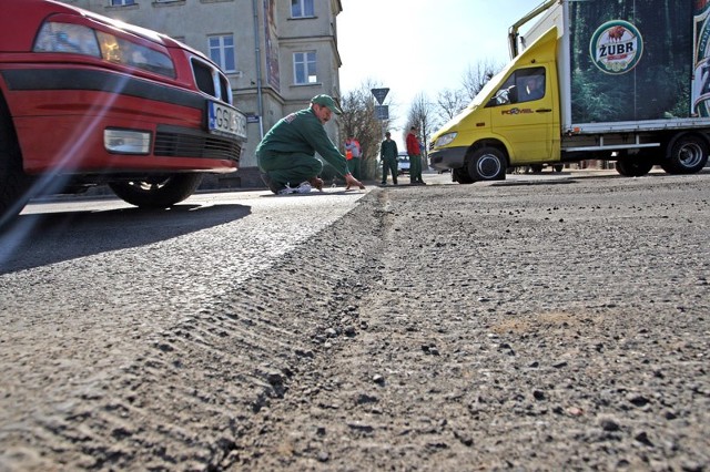 Drogowcy naprawiają ul. Paderewskiego.