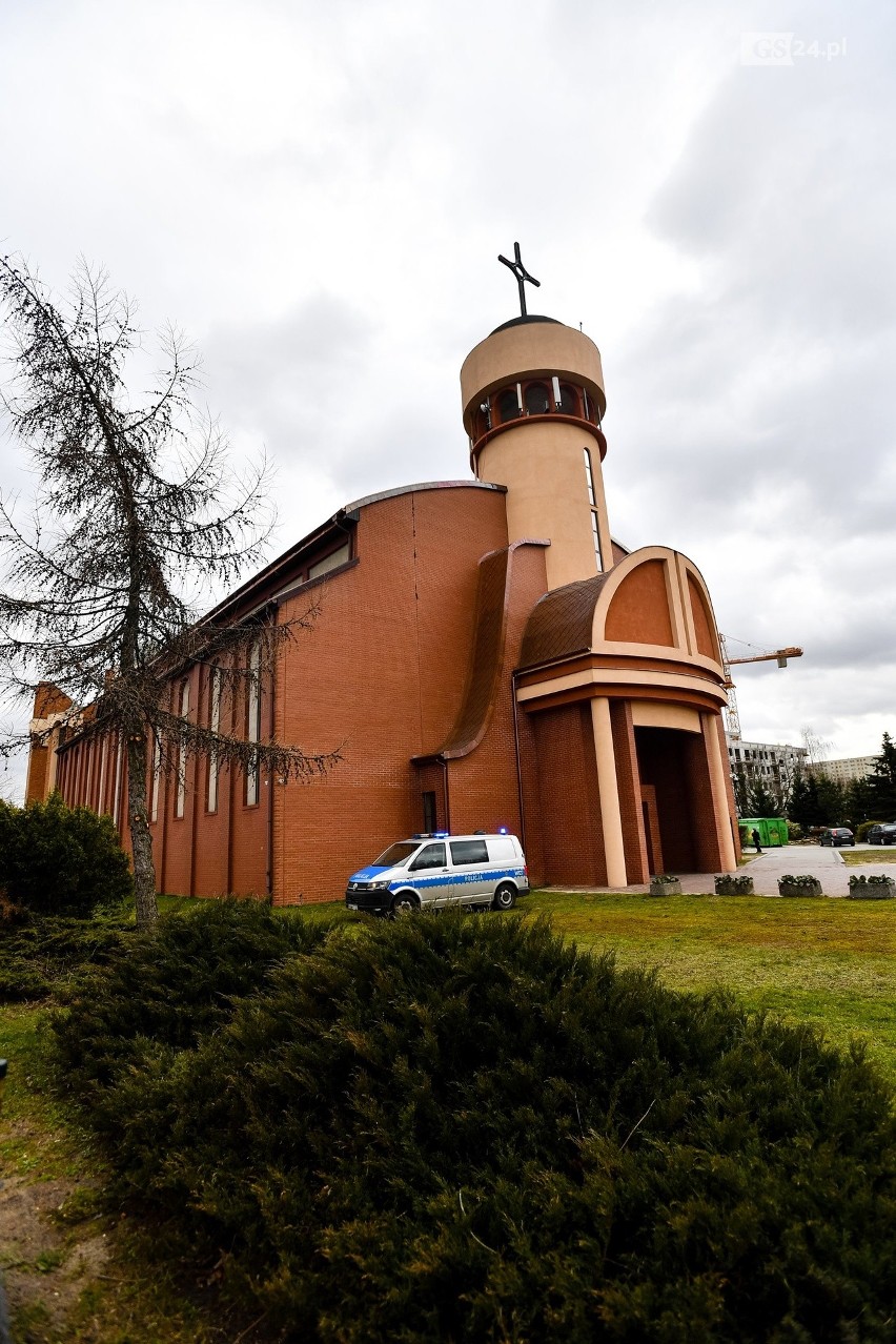 Wypadek przy ul. Rydla w Szczecinie. Robotnicy spadli z dachu Sanktuarium Matki Bożej Fatimskiej na Słonecznym