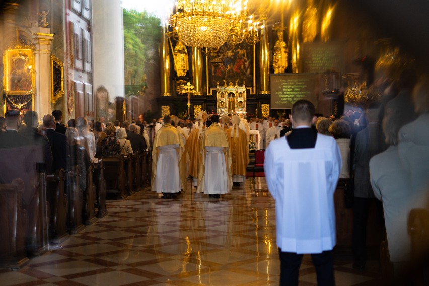 Nowi kapłani archidiecezji lubelskiej. W archikatedrze święcenia prezbiteratu przyjęło 9 diakonów. Zobacz