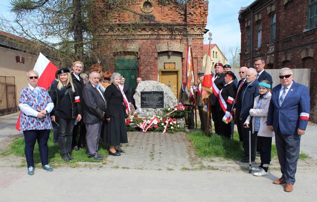 Uczestnicy obchodów rocznicowych pod miechowskim obeliskiem