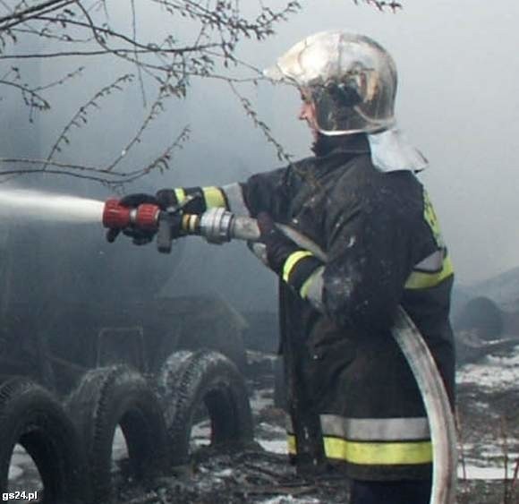 Strażacy gasili pożar budynku przy ul. Polickiej.