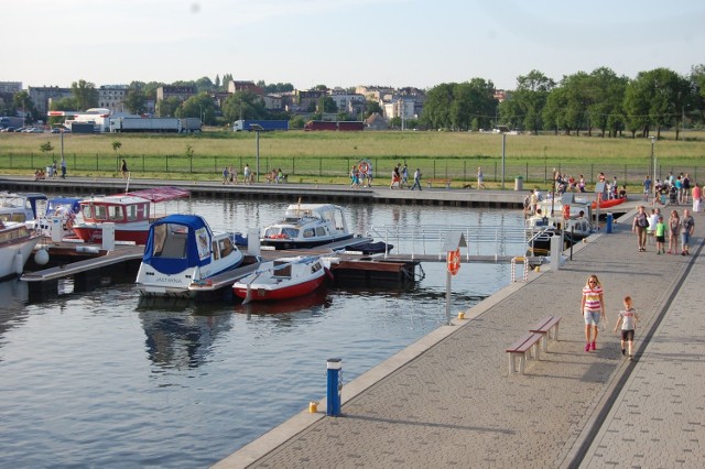 W sobotę trwać będzie na przystani od rana turniej piłki plażowej, a po południu można tu przyjść pogrillować.